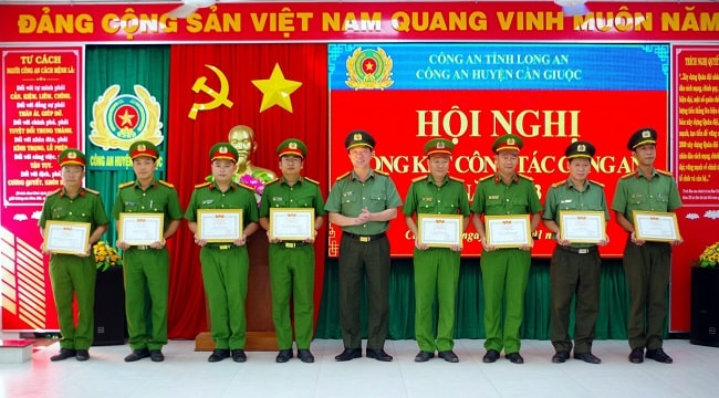 Lễ tổng kết cuối năm 2023 của công an ở huyện Cần Giuộc