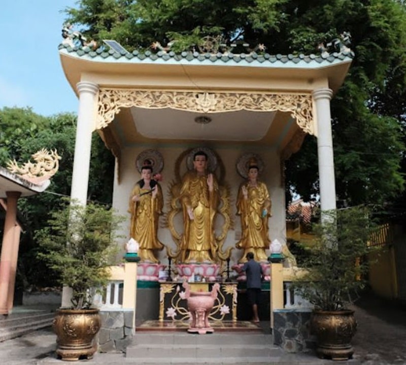 Ở khu di tích có ngôi chùa cổ hơn 100 năm gọi là chùa Núi
